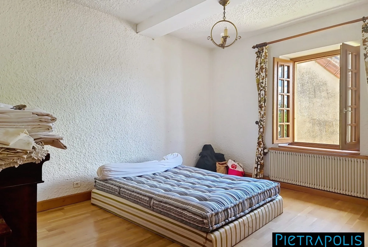 Charmante maison de village avec jardin et chambre indépendante à Gibles 