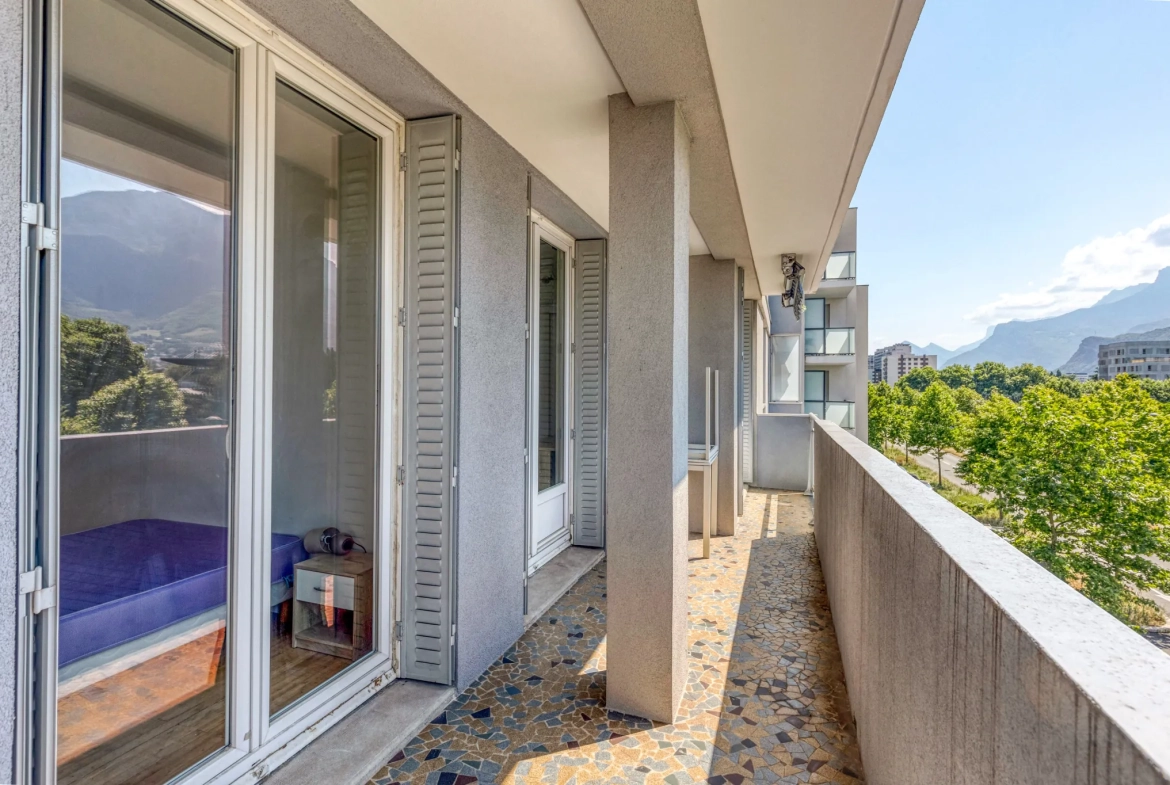 Appartement 3 chambres rénové à Grenoble avec parking et Balcons - Investissement idéal 
