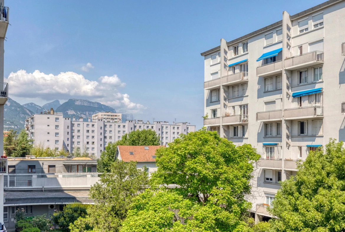 Appartement 3 chambres rénové à Grenoble avec parking et Balcons - Investissement idéal 