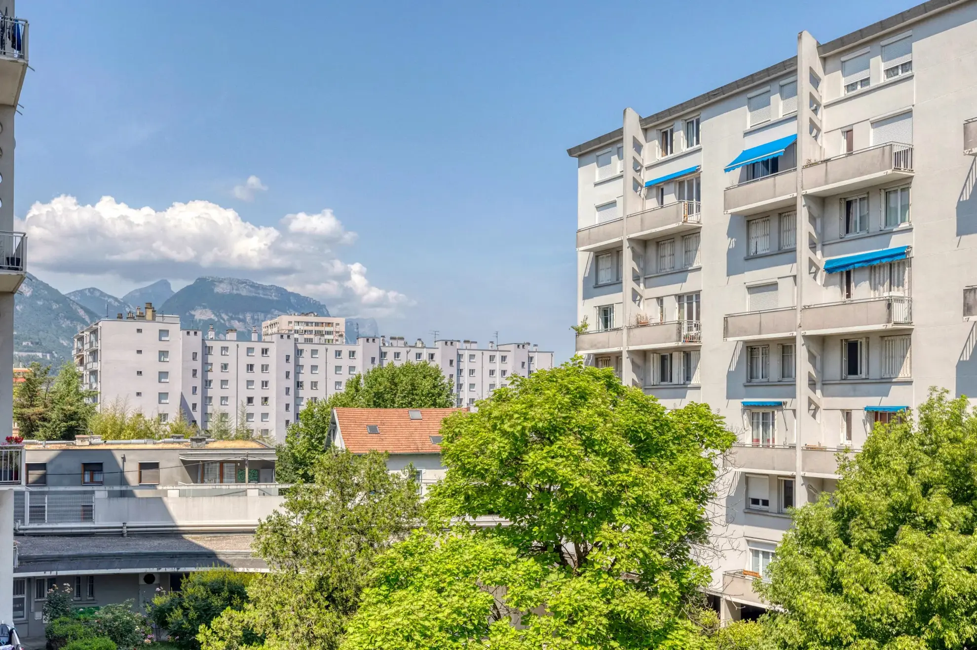 Appartement 3 chambres rénové à Grenoble avec parking et Balcons - Investissement idéal 