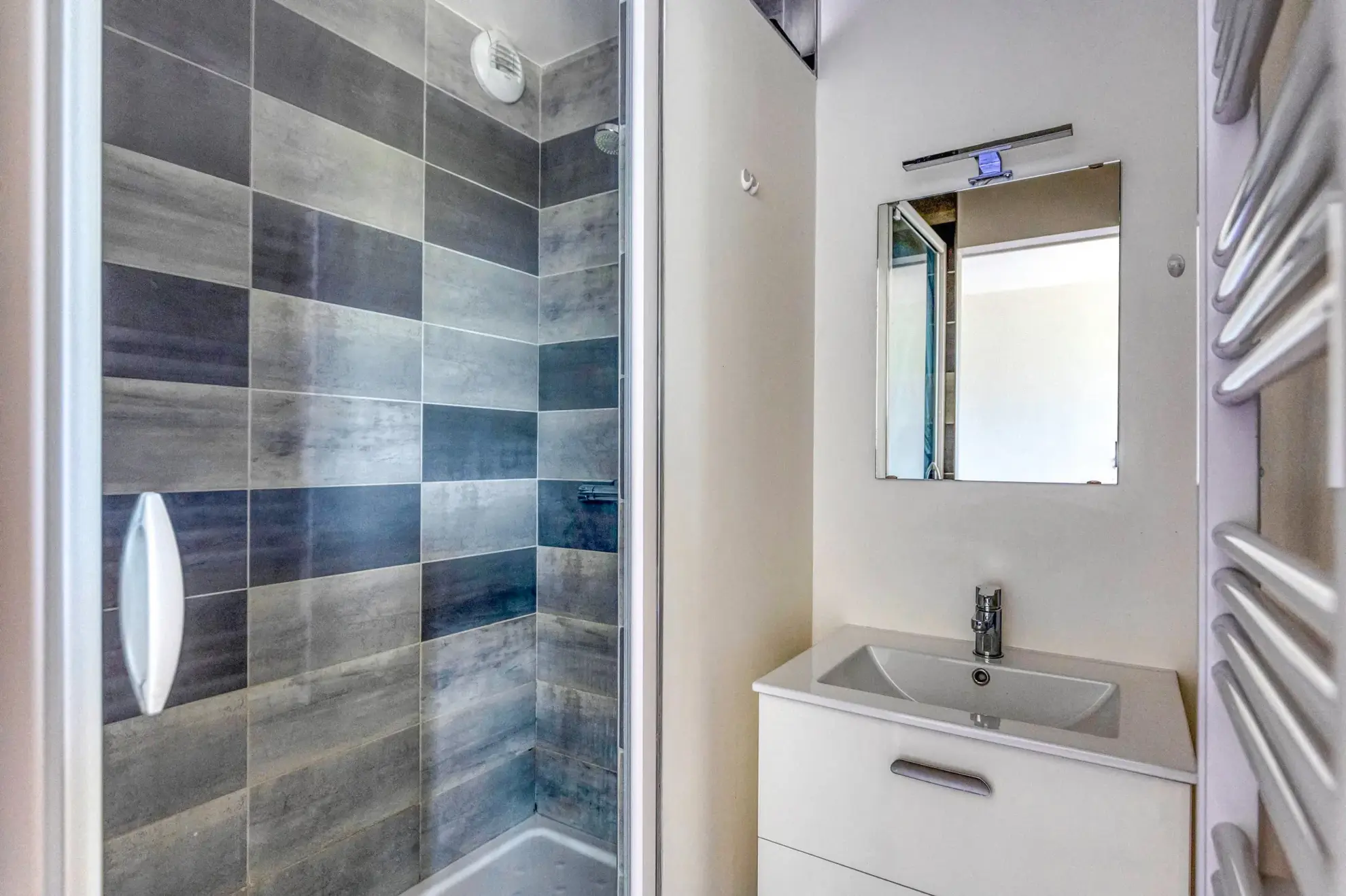 Appartement 3 chambres rénové à Grenoble avec parking et Balcons - Investissement idéal 