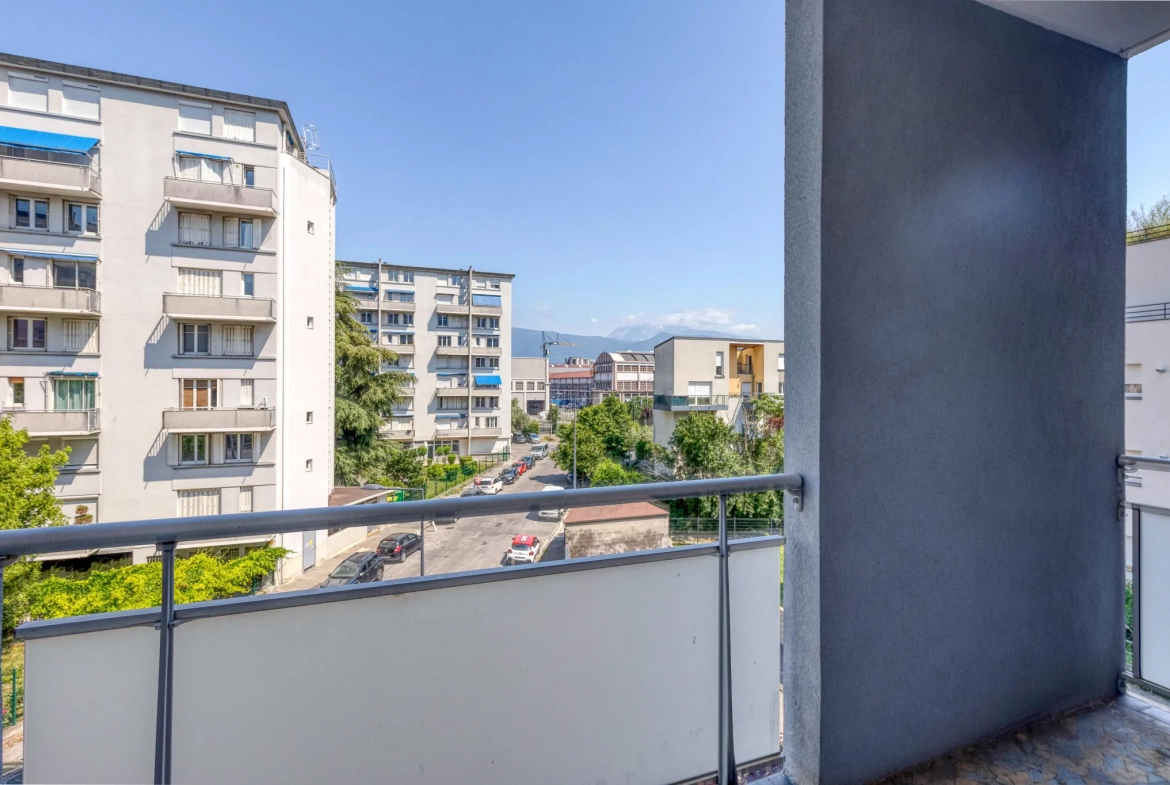Appartement 3 chambres rénové à Grenoble avec parking et Balcons - Investissement idéal 