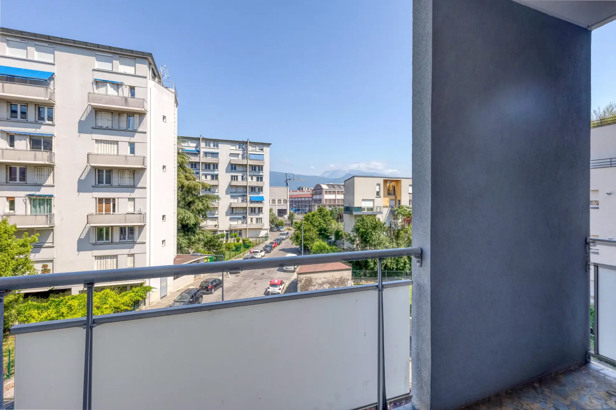 Appartement 3 chambres rénové à Grenoble avec parking et Balcons - Investissement idéal 