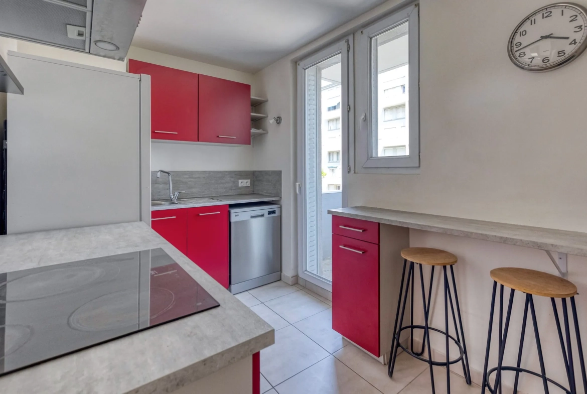 Appartement 3 chambres rénové à Grenoble avec parking et Balcons - Investissement idéal 