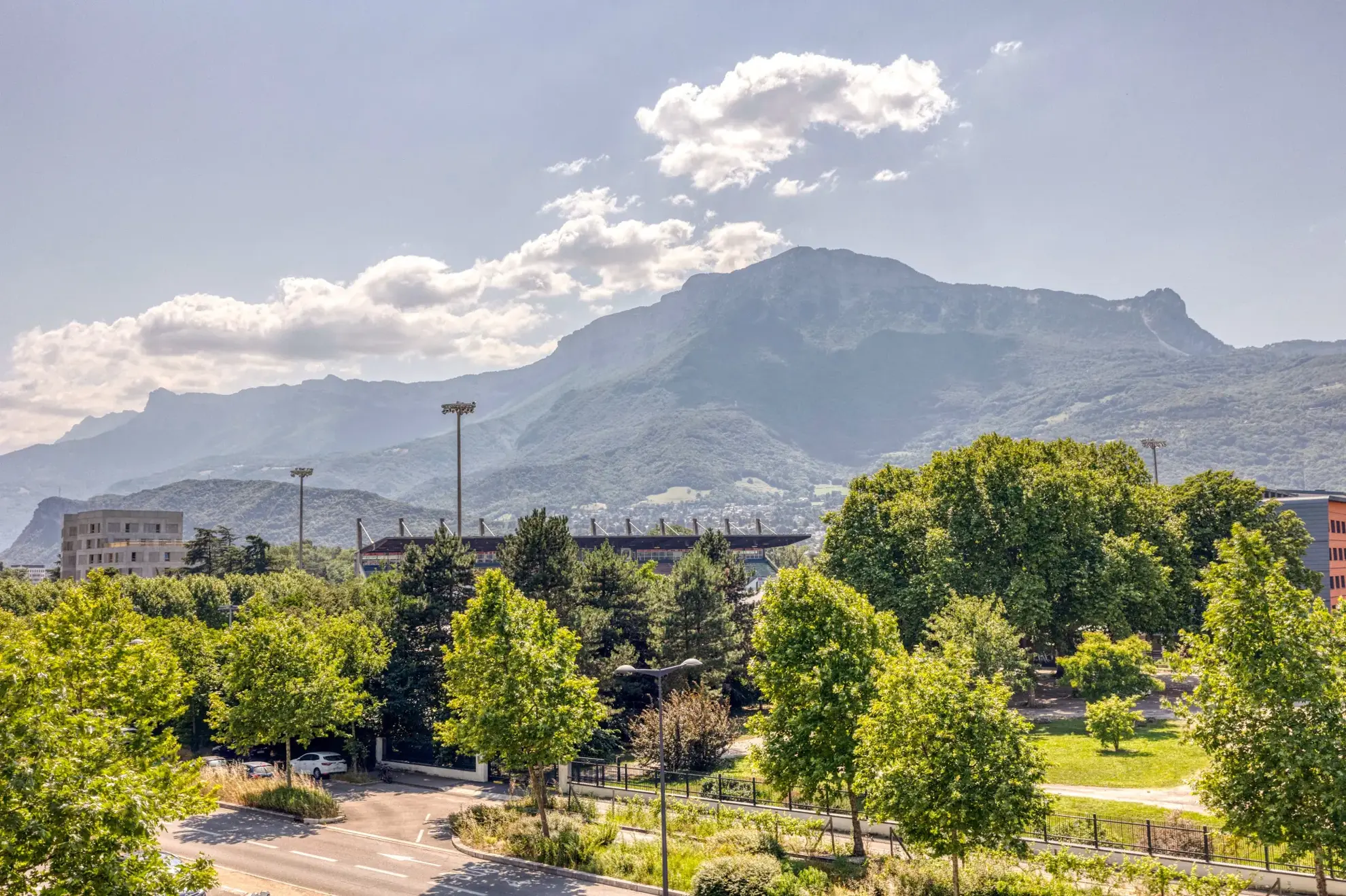 Appartement 3 chambres rénové à Grenoble avec parking et Balcons - Investissement idéal 