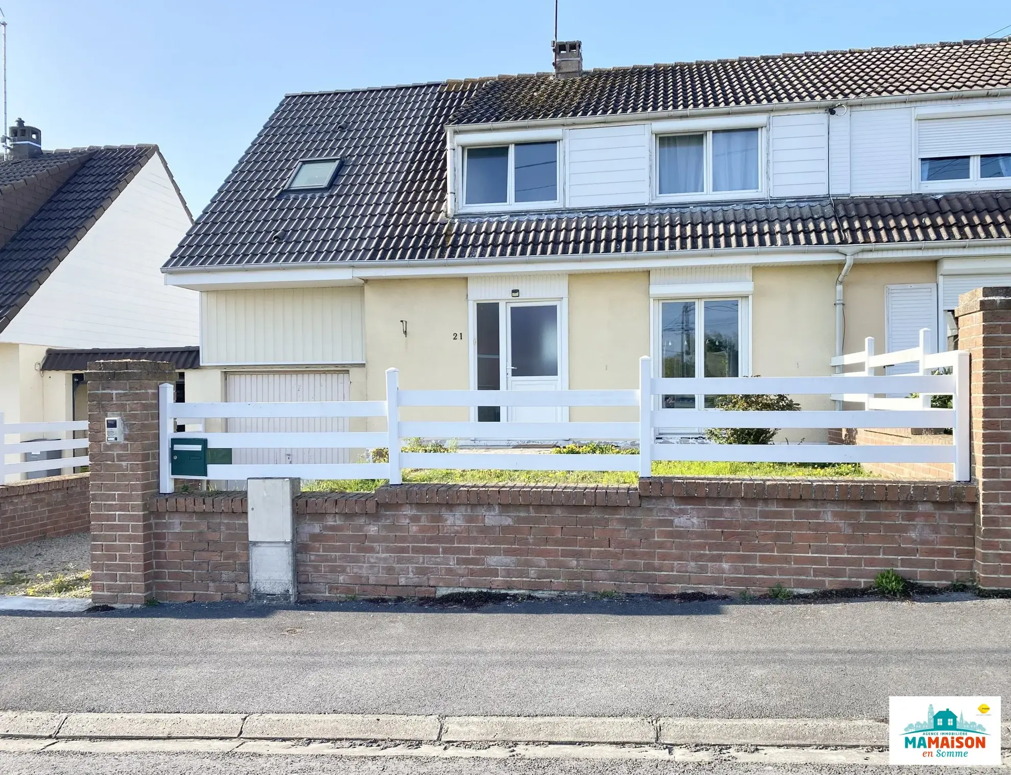 FACADE Maison semi-jumelée de 95 m² avec 4 chambres, garage et terrasse à Moreuil 