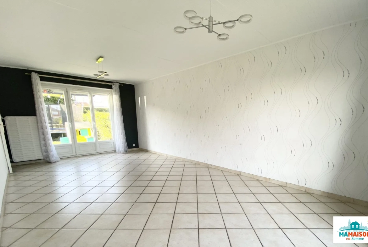 Maison semi-jumelée de 95 m² avec 4 chambres, garage et terrasse à Moreuil 
