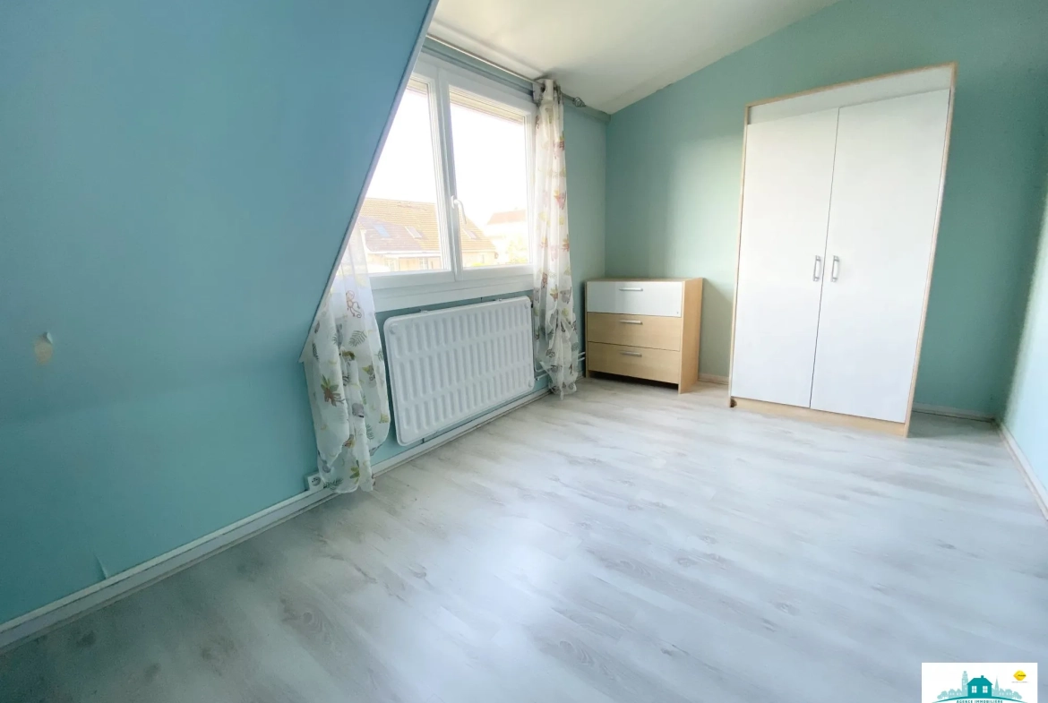 Maison semi-jumelée de 95 m² avec 4 chambres, garage et terrasse à Moreuil 