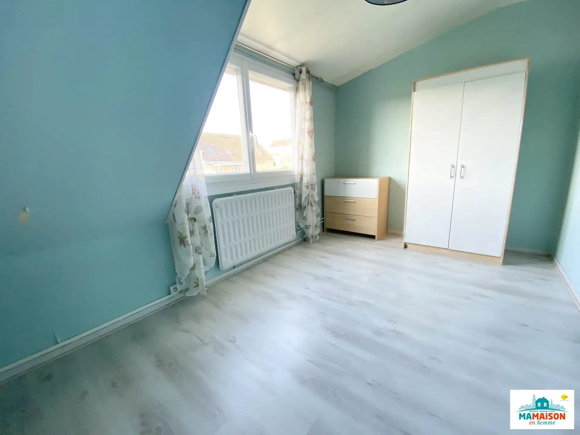 Maison semi-jumelée de 95 m² avec 4 chambres, garage et terrasse à Moreuil 