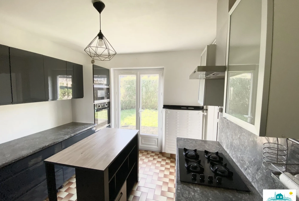 Maison semi-jumelée de 95 m² avec 4 chambres, garage et terrasse à Moreuil 