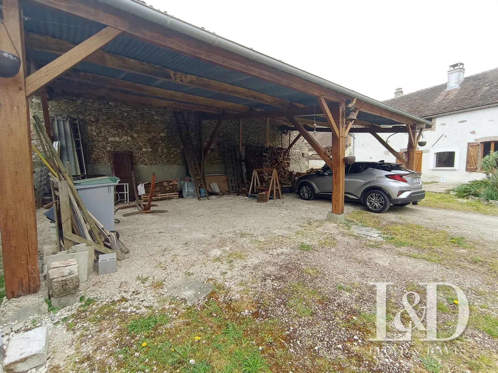 Longère authentique de 150m² avec grand jardin près de Sens 