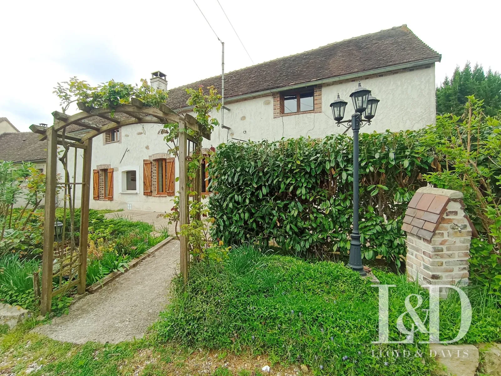 Longère authentique de 150m² avec grand jardin près de Sens 
