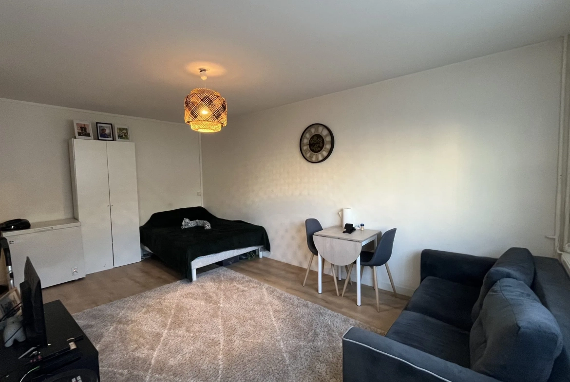 Studio meublé lumineux à vendre à Cholet pour investissement locatif 
