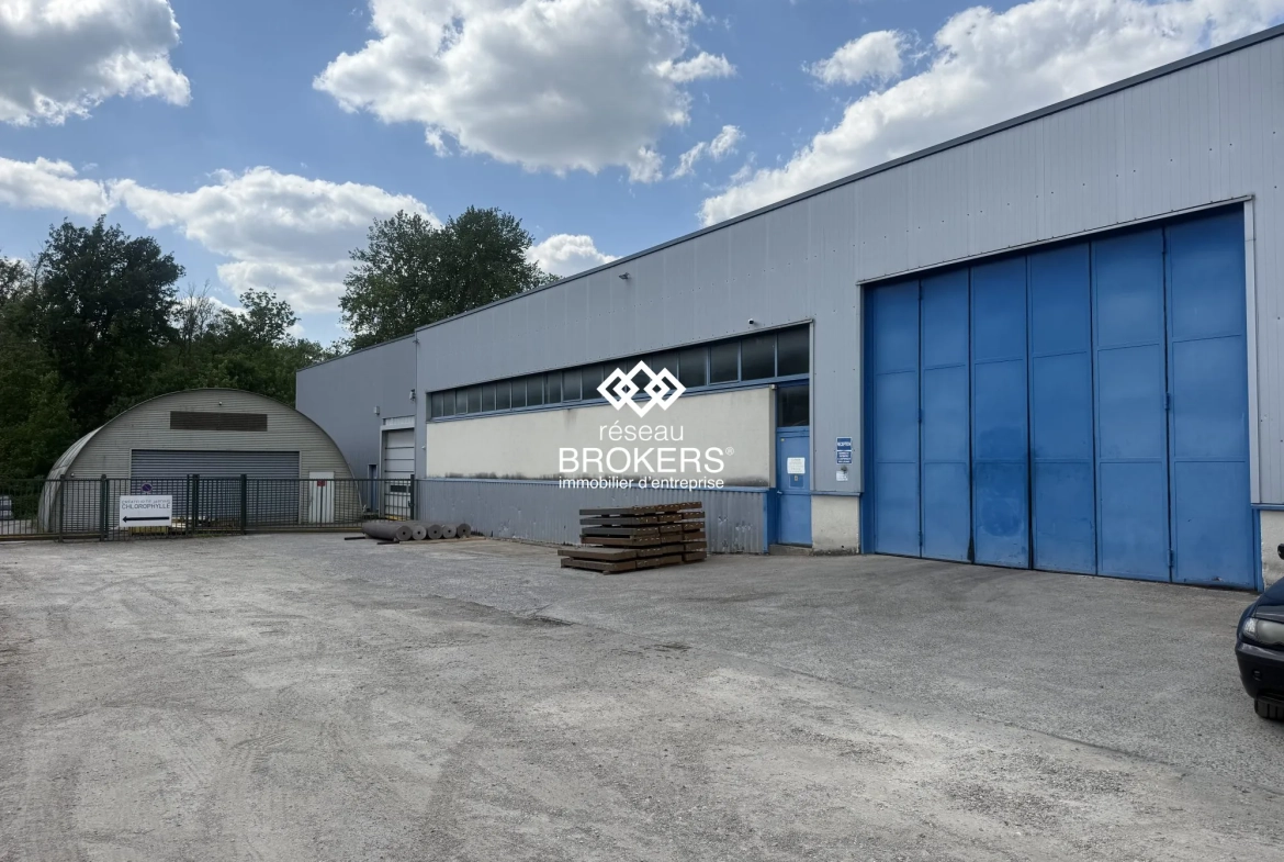 Local d'activité à vendre à Presles - 1850 m² avec cour privative 