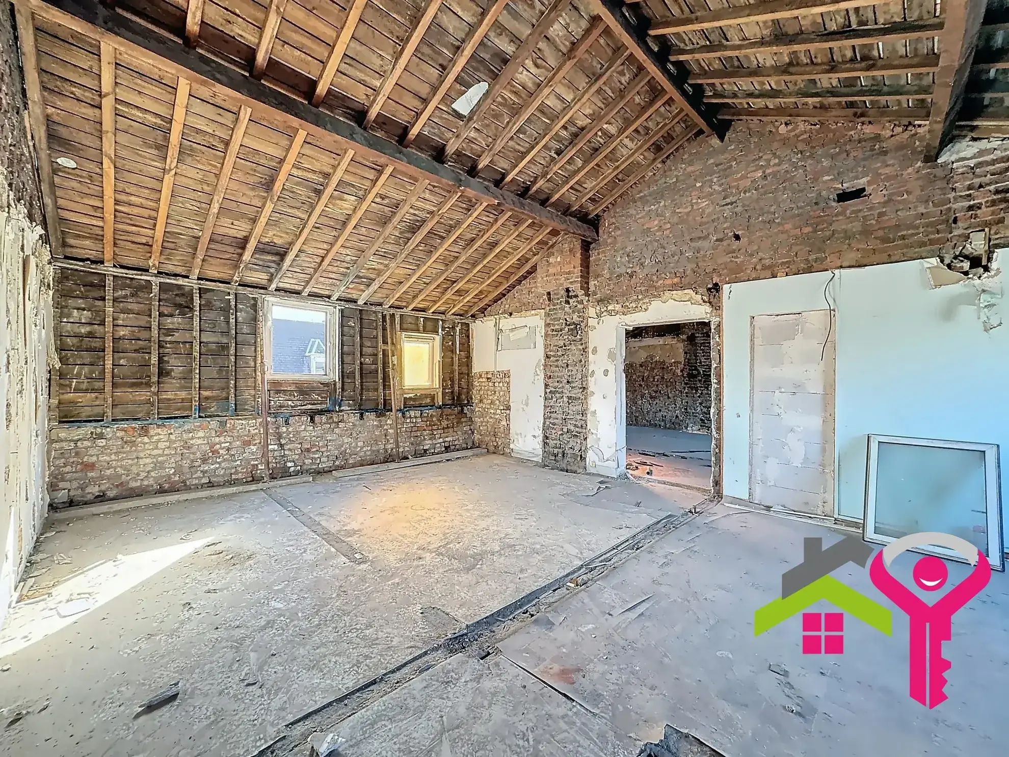 Maison à vendre à Anzin avec fort potentiel et grand espace de vie 