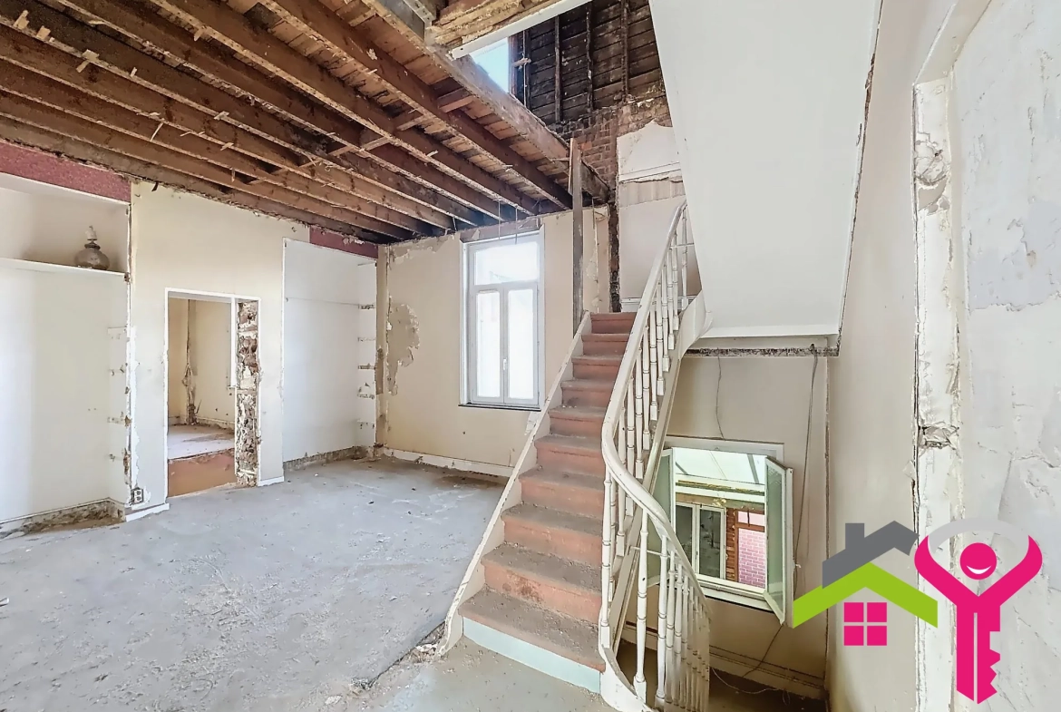Maison à vendre à Anzin avec fort potentiel et grand espace de vie 