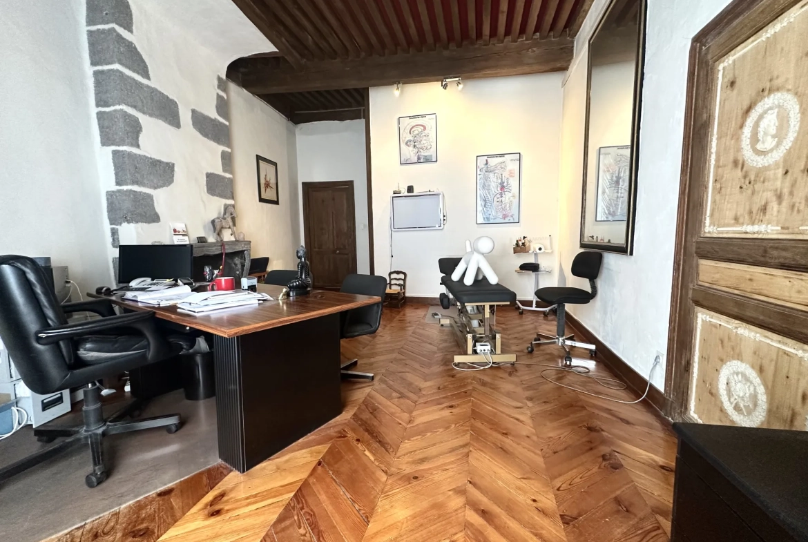 Appartement lumineux de 84,72 m² avec cave voûtée en centre-ville de Clermont-Ferrand 