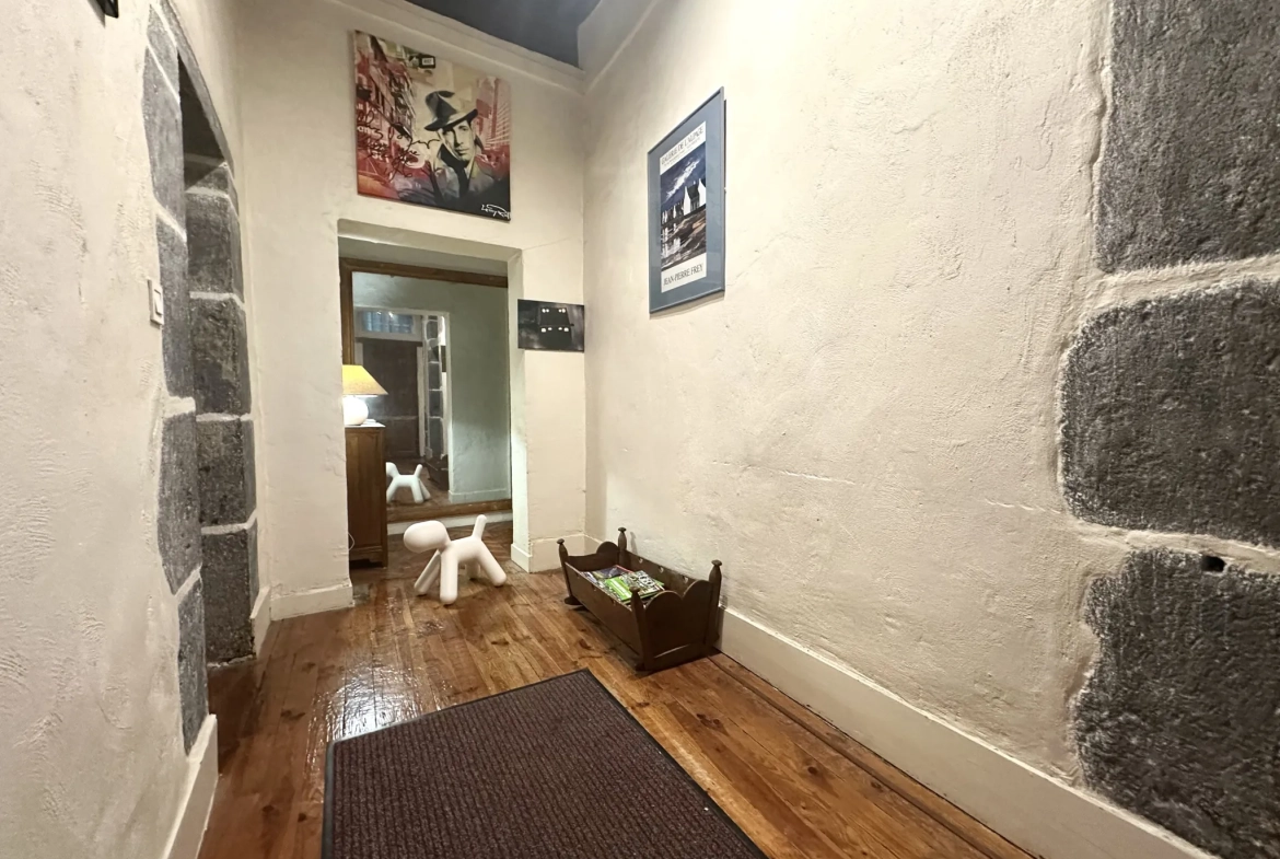 Appartement lumineux de 84,72 m² avec cave voûtée en centre-ville de Clermont-Ferrand 