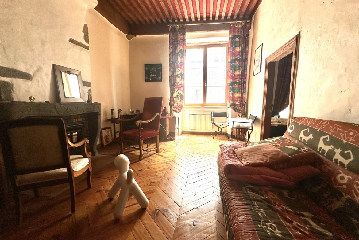 Appartement lumineux de 84,72 m² avec cave voûtée en centre-ville de Clermont-Ferrand 