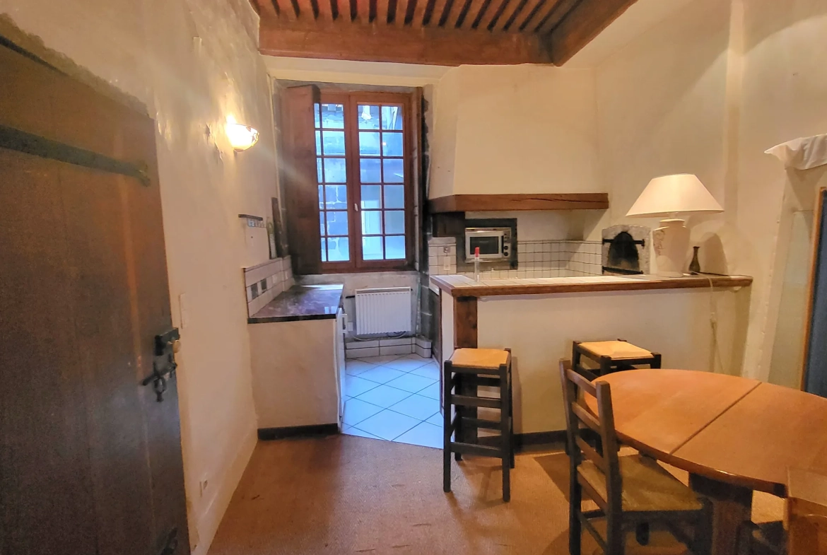 Appartement lumineux de 84,72 m² avec cave voûtée en centre-ville de Clermont-Ferrand 