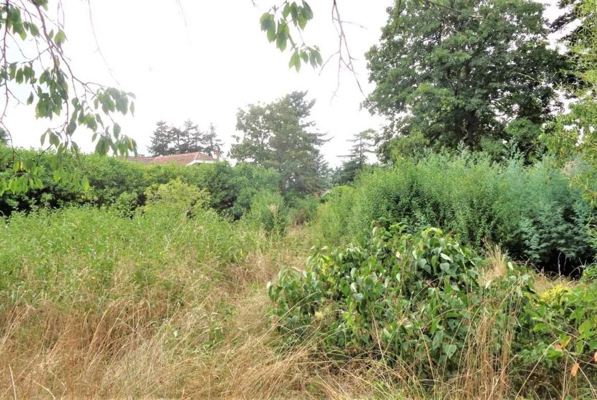 Terrain constructible à Graulhet de 693 m² en secteur résidentiel 