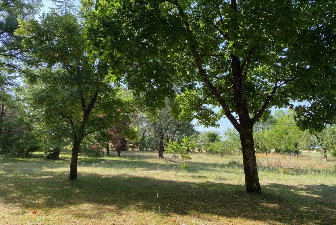 Ancien corps de ferme rénové à Verteillac avec terrain de 9775 m² 