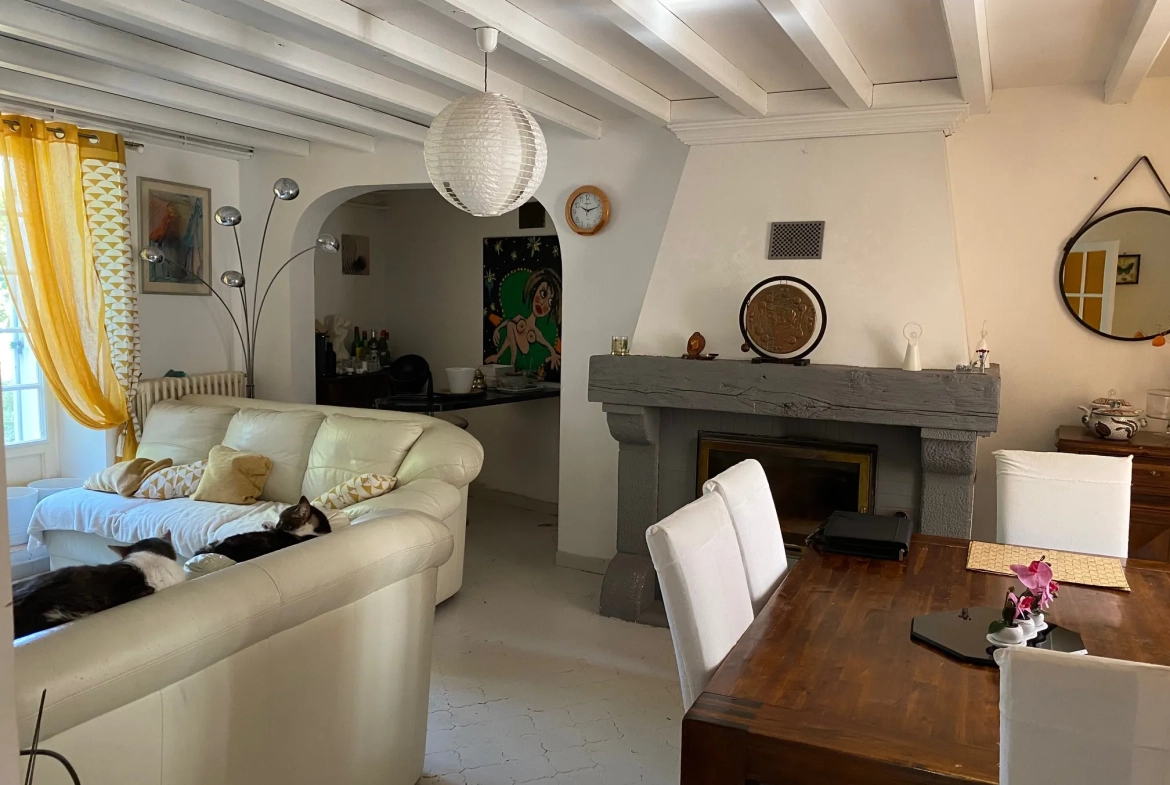 Ancien corps de ferme rénové à Verteillac avec terrain de 9775 m² 