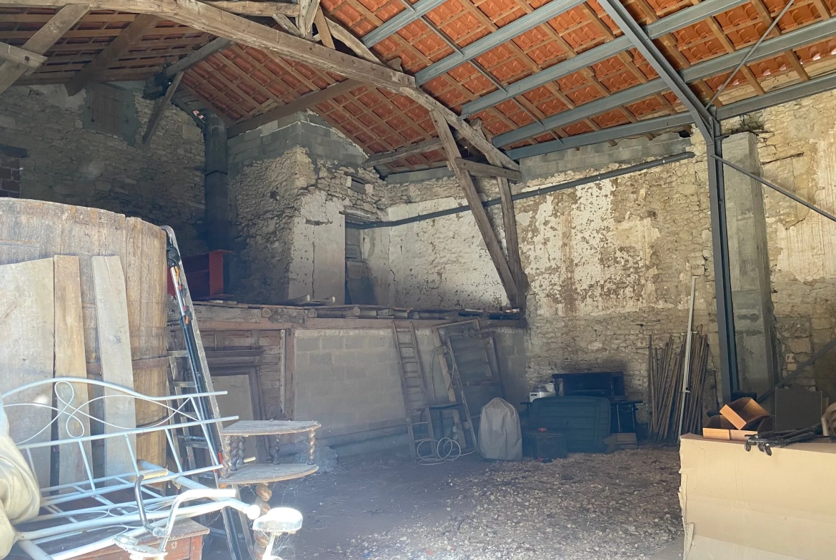 Ancien corps de ferme rénové à Verteillac avec terrain de 9775 m² 