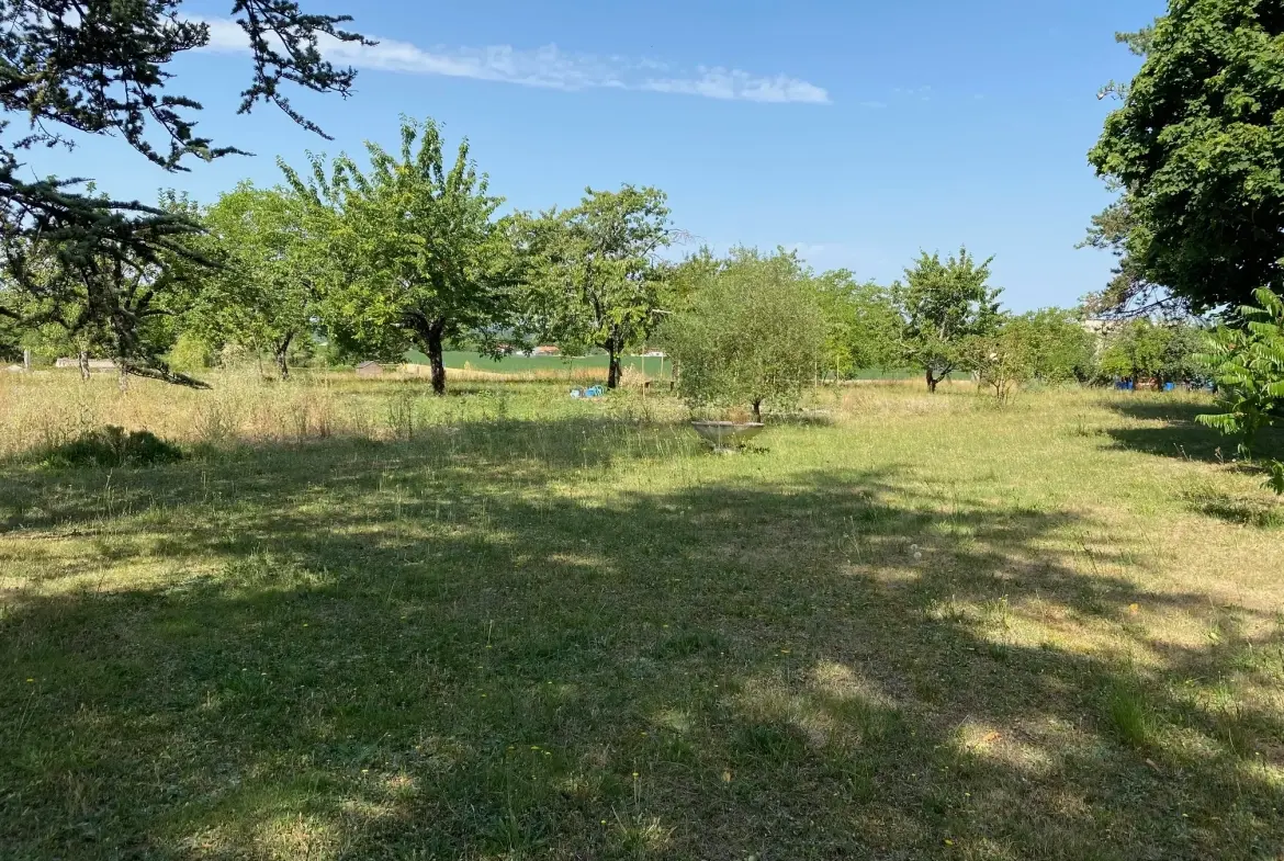 Ancien corps de ferme rénové à Verteillac avec terrain de 9775 m² 