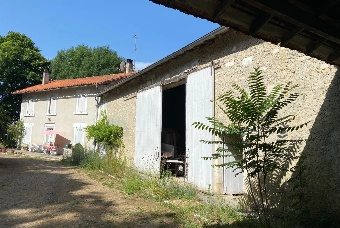 Ancien corps de ferme rénové à Verteillac avec terrain de 9775 m² 