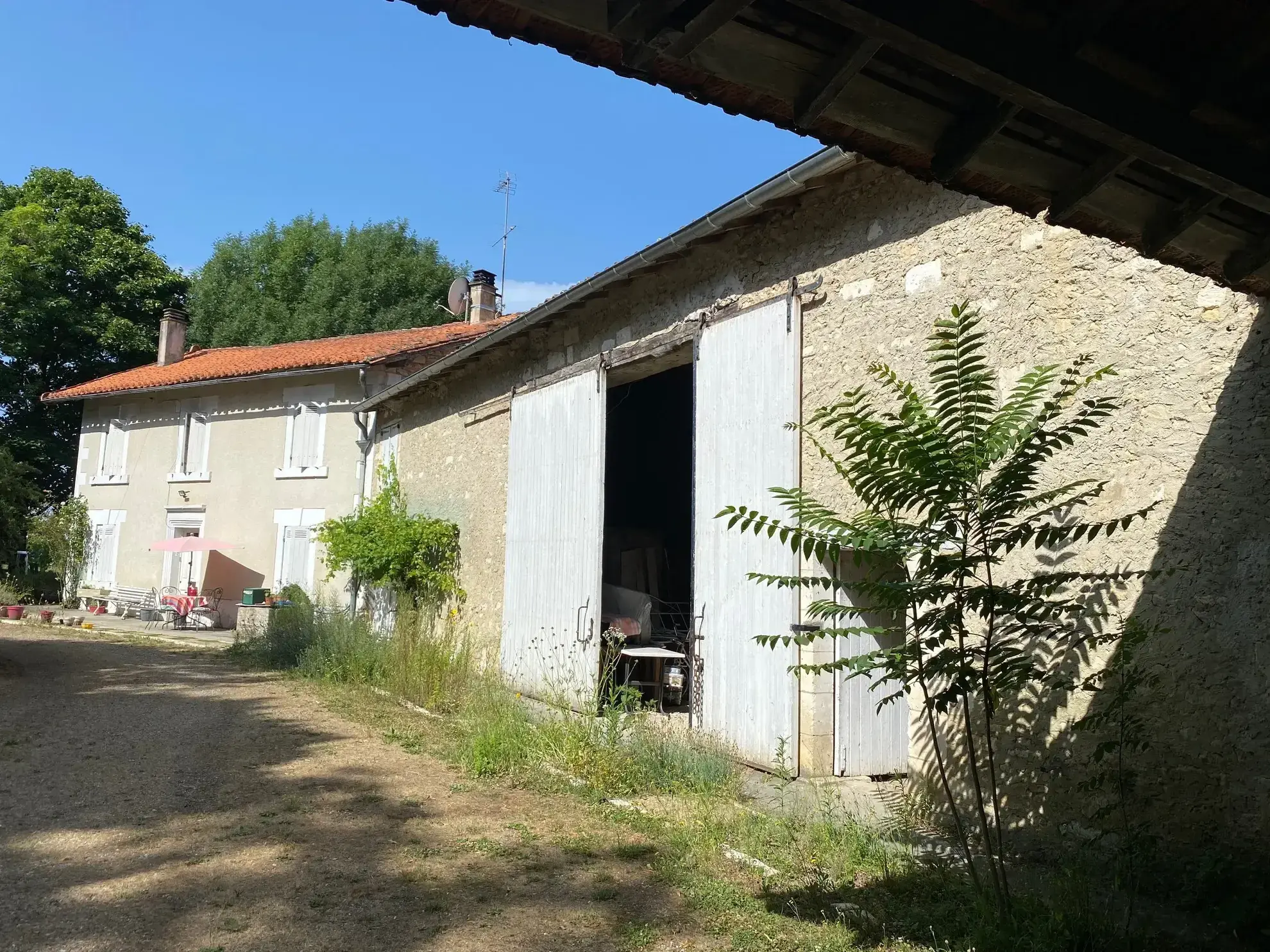 Ancien corps de ferme rénové à Verteillac avec terrain de 9775 m² 