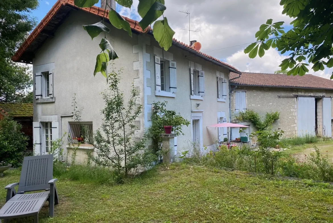 Ancien corps de ferme rénové à Verteillac avec terrain de 9775 m² 
