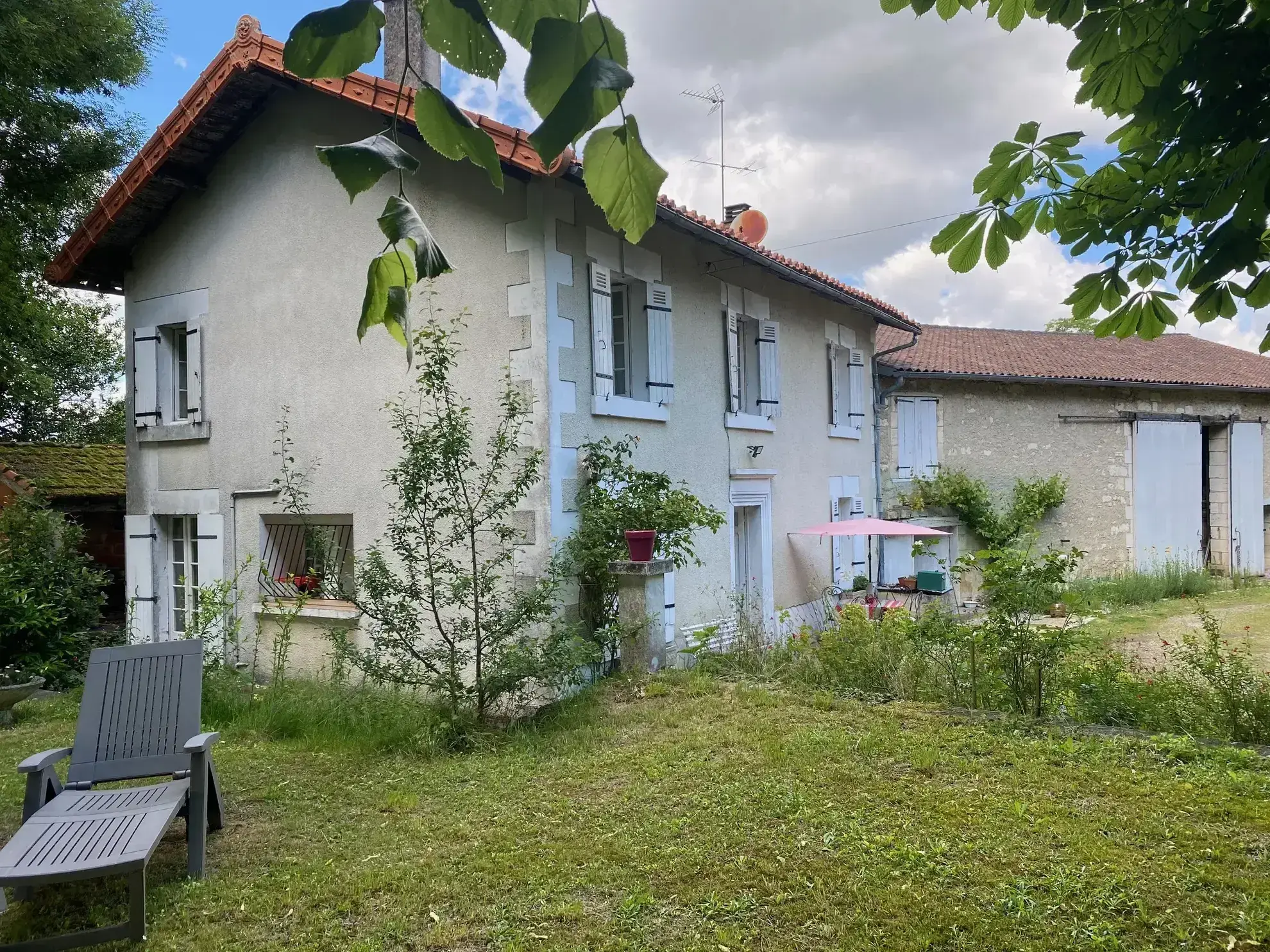 Ancien corps de ferme rénové à Verteillac avec terrain de 9775 m² 