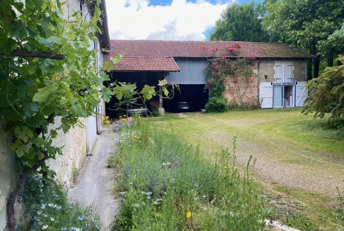Ancien corps de ferme rénové à Verteillac avec terrain de 9775 m² 