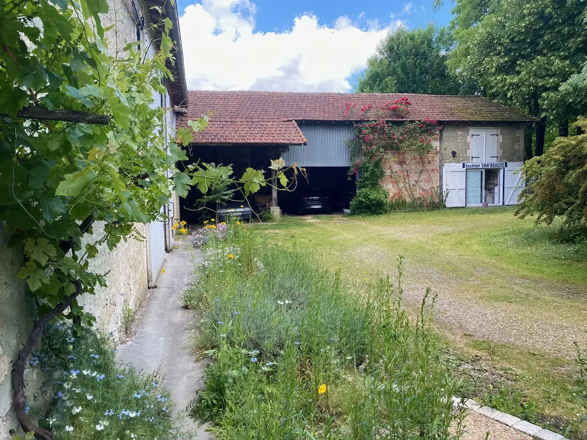Ancien corps de ferme rénové à Verteillac avec terrain de 9775 m² 