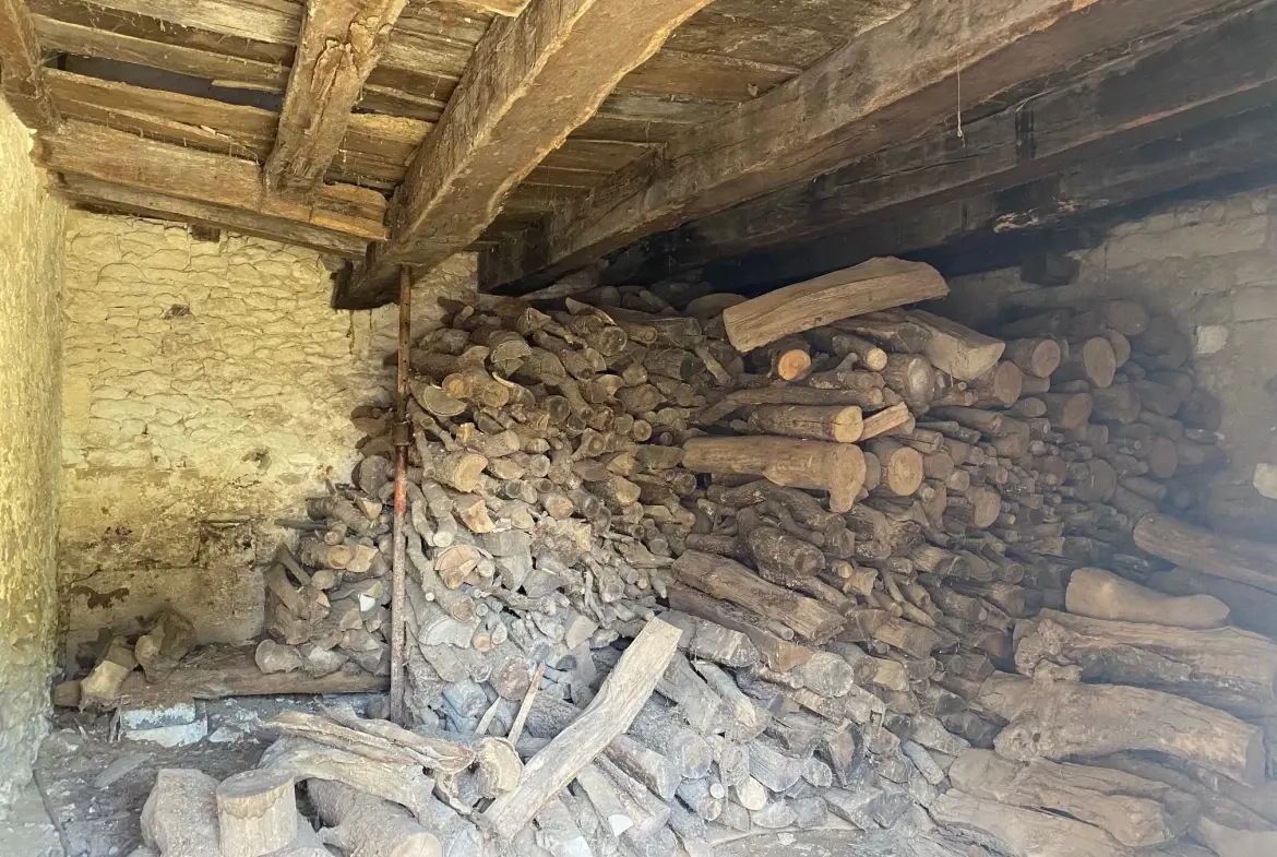 Ancien corps de ferme rénové à Verteillac avec terrain de 9775 m² 