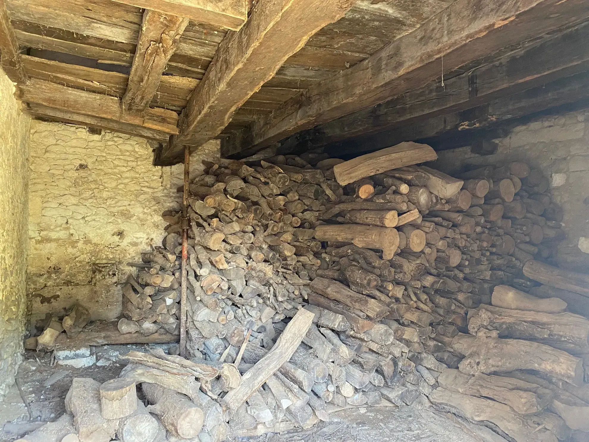 Ancien corps de ferme rénové à Verteillac avec terrain de 9775 m² 