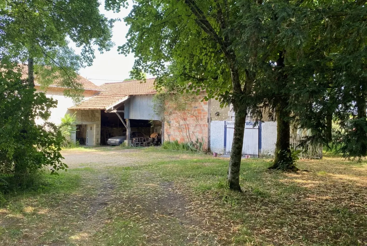 Ancien corps de ferme rénové à Verteillac avec terrain de 9775 m² 