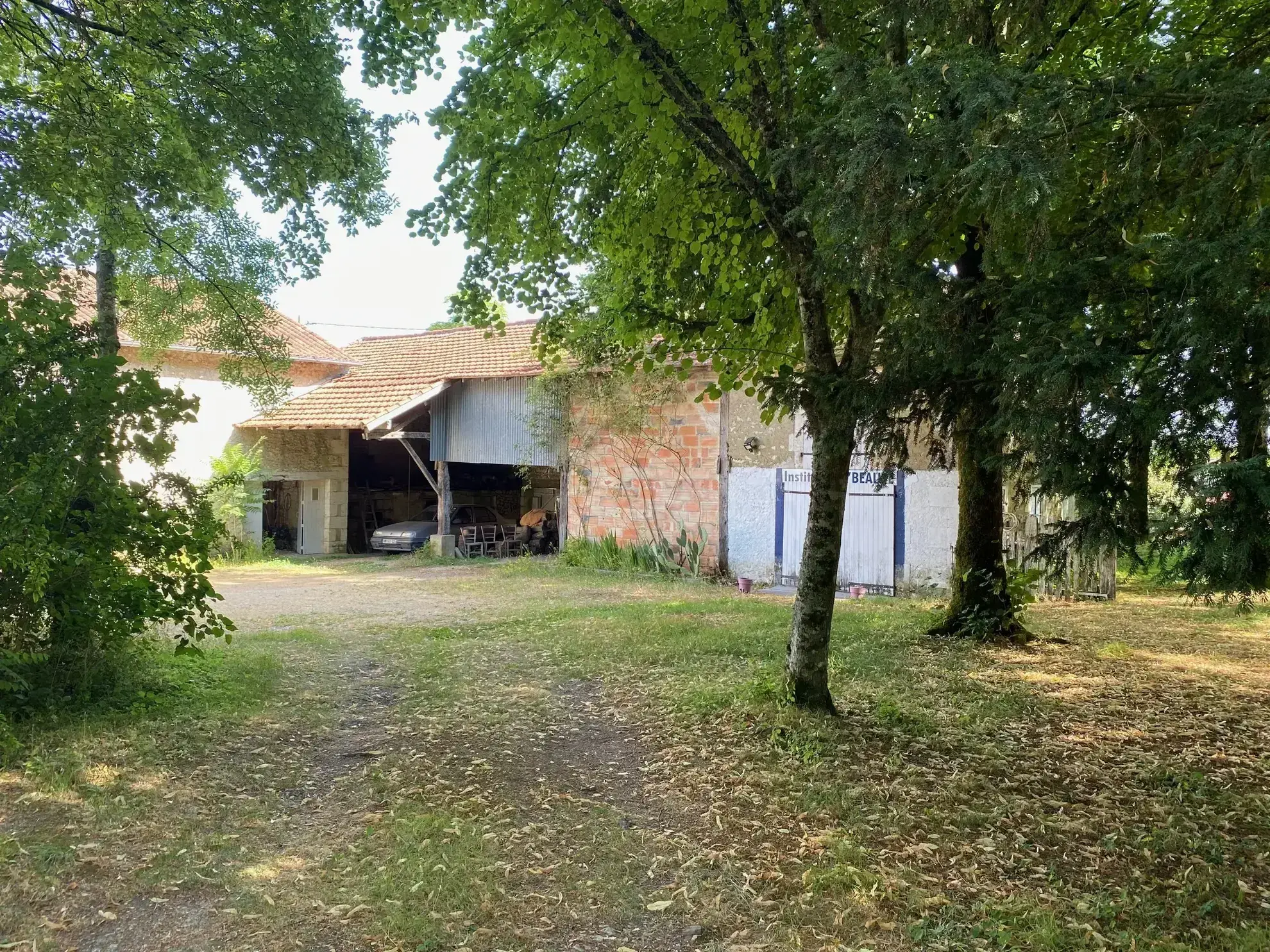 Ancien corps de ferme rénové à Verteillac avec terrain de 9775 m² 