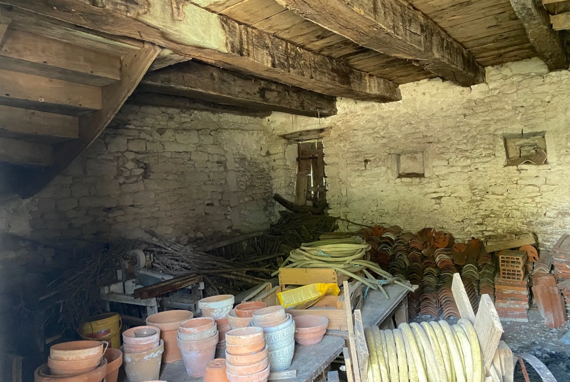 Ancien corps de ferme rénové à Verteillac avec terrain de 9775 m² 