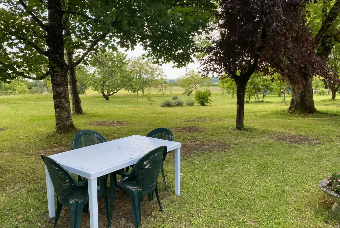 Ancien corps de ferme rénové à Verteillac avec terrain de 9775 m² 