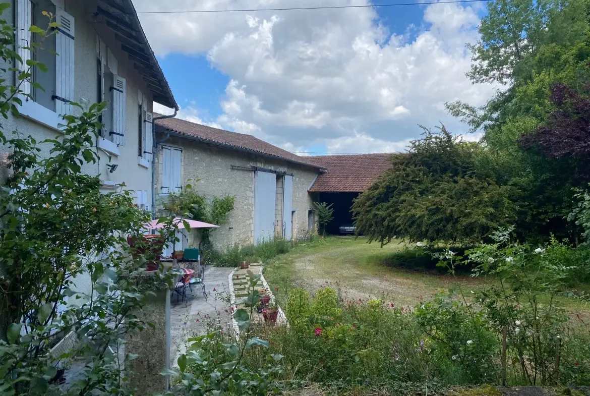 Ancien corps de ferme rénové à Verteillac avec terrain de 9775 m² 