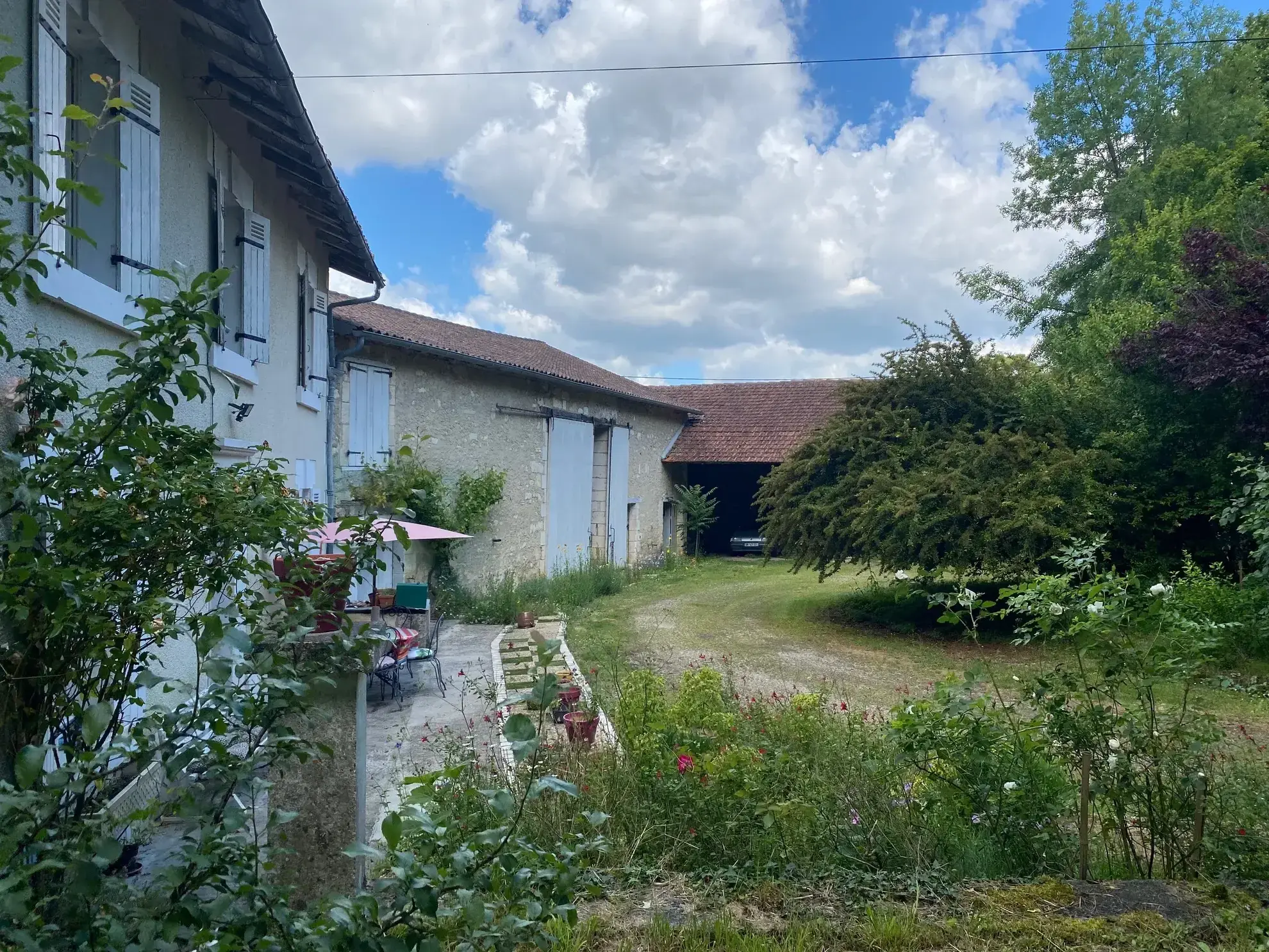 Ancien corps de ferme rénové à Verteillac avec terrain de 9775 m² 