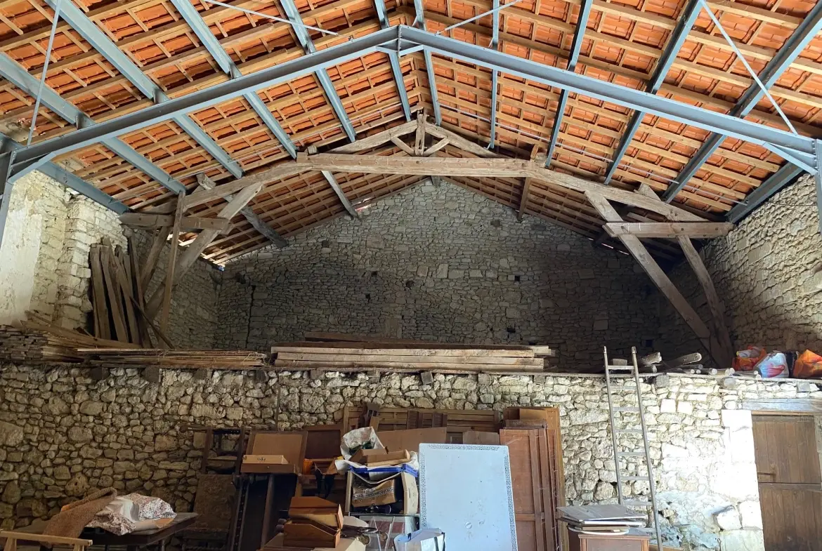 Ancien corps de ferme rénové à Verteillac avec terrain de 9775 m² 