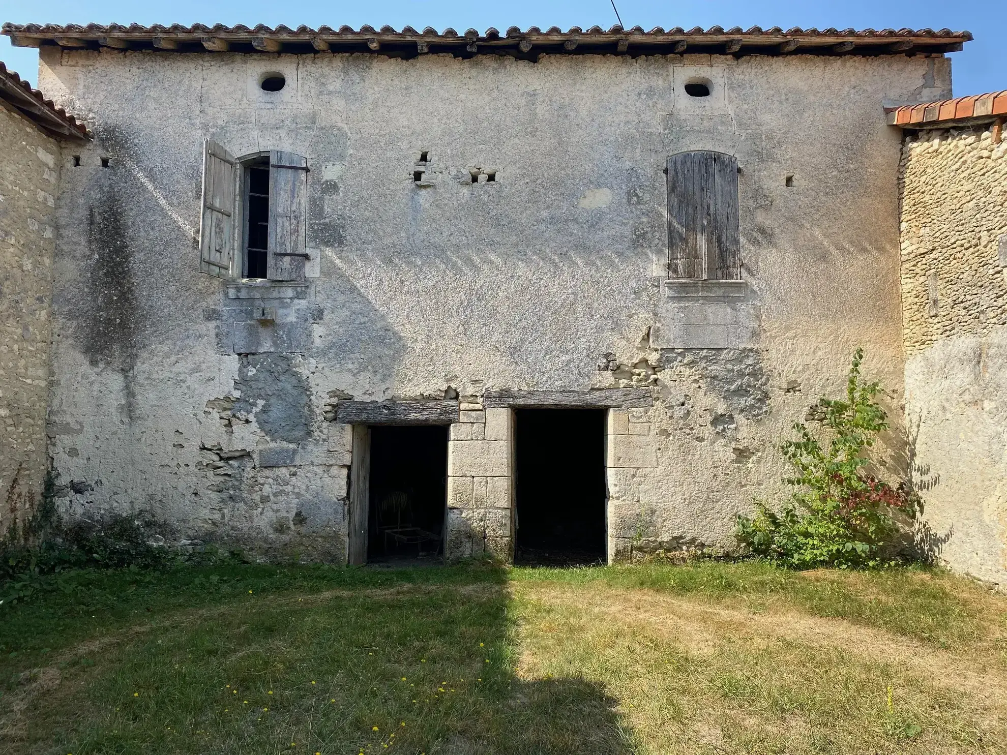 Ancien corps de ferme rénové à Verteillac avec terrain de 9775 m² 