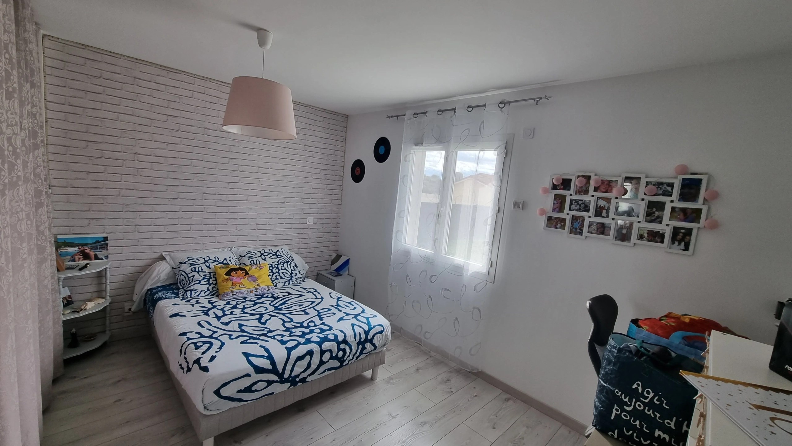 Villa moderne à Ouches avec piscine et garage, faible consommation énergétique 