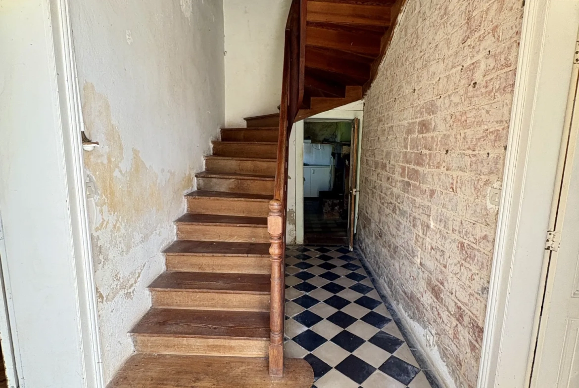 Charme d'une maison en pierre avec dépendances à Aillas - 176 m² habitables à rénover 