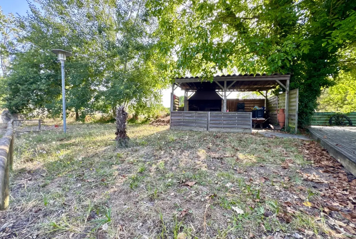 Vente maison contemporaine avec terrasses et jardin à Ledat 