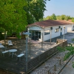 Vente maison contemporaine avec terrasses et jardin à Ledat