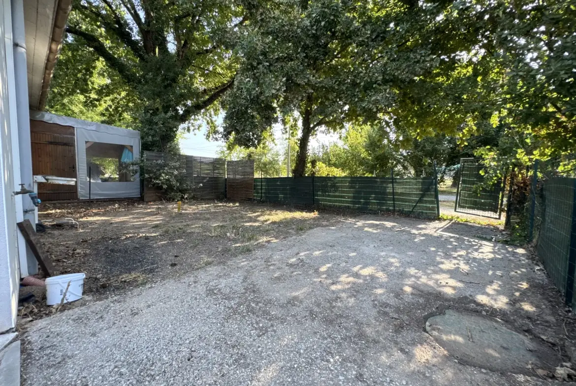 Vente maison contemporaine avec terrasses et jardin à Ledat 